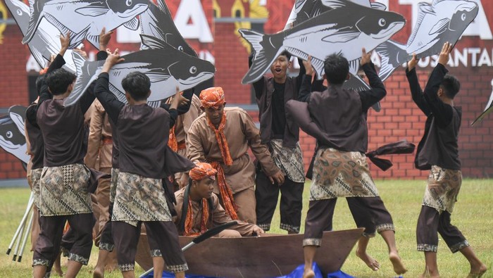 Melihat Meriahnya Pembukaan Festival Erau Adat Kutai Penari menampilkan tarian kolosal Bhinneka Tunggal Suaka saat pembukaan Festival Erau Adat Kutai 2024 di Stadion Rondong Demang, Tenggarong, Kutai Kartanegara, Kalimantan Timur, Sabtu (21/9/2024). Festival Erau Adat Kutai 2024 yang akan berlangsung hingga 30 September mendatang bertemakan Memajukan Kebudayaan, Mengagungkan Peradaban Nusantara. ANTARA FOTO/M Risyal Hidayat/nym.