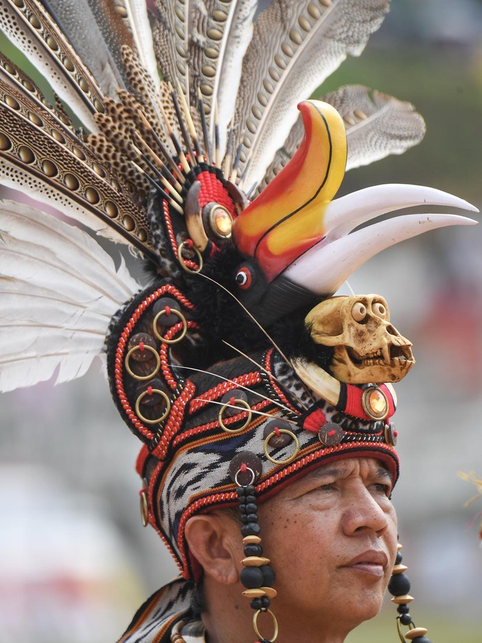 Penari menampilkan tarian kolosal Bhinneka Tunggal Suaka saat pembukaan Festival Erau Adat Kutai 2024 di Stadion Rondong Demang, Tenggarong, Kutai Kartanegara, Kalimantan Timur, Sabtu (21/9/2024). Festival Erau Adat Kutai 2024 yang akan berlangsung hingga 30 September mendatang bertemakan Memajukan Kebudayaan, Mengagungkan Peradaban Nusantara. ANTARA FOTO/M Risyal Hidayat/nym.