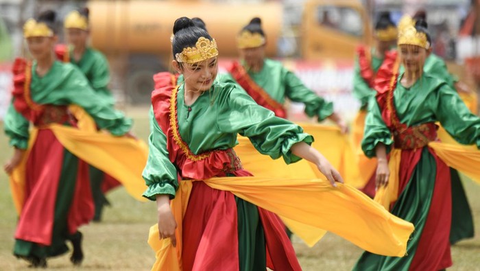 Penari menampilkan tarian kolosal Bhinneka Tunggal Suaka saat pembukaan Festival Erau Adat Kutai 2024 di Stadion Rondong Demang, Tenggarong, Kutai Kartanegara, Kalimantan Timur, Sabtu (21/9/2024). Festival Erau Adat Kutai 2024 yang akan berlangsung hingga 30 September mendatang bertemakan Memajukan Kebudayaan, Mengagungkan Peradaban Nusantara. ANTARA FOTO/M Risyal Hidayat/nym.