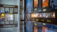 Selain miniatur, museum ini juga menyimpan berbagai peralatan kelautan hingga simulator kapal. 