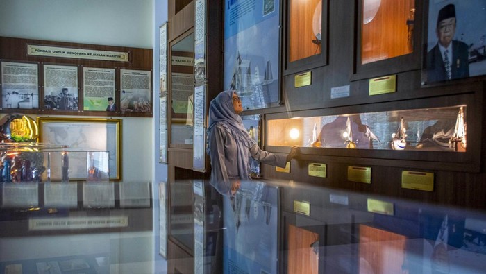 Mengenal Budaya Maritim Lewat Museum Galeri Bahari Banuraja Pengunjung mengamati miniatur kapal tradisional di Museum Galeri Bahari Banuraja, Batujajar, Kabupaten Bandung Barat, Jawa Barat, Sabtu (21/9/2024). Museum yang didirikan oleh mantan Kepala Staf Angkatan Laut (KSAL), Laksamana TNI (Purn) Ade Supandi tersebut memiliki sejumlah koleksi miniatur kapal tradisional dan kapal perang, peralatan kelautan dan simulator kapal yang bertujuan untuk membuka wawasan serta pengetahuan tentang dunia kemaritiman Indonesia. ANTARA FOTO/Abdan Syakura/agr/YU