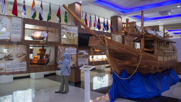 Pengunjung mengamati miniatur kapal tradisional di Museum Galeri Bahari Banuraja, Batujajar, Kabupaten Bandung Barat, Jawa Barat, Sabtu (21/9/2024). Museum yang didirikan oleh mantan Kepala Staf Angkatan Laut (KSAL), Laksamana TNI (Purn) Ade Supandi tersebut memiliki sejumlah koleksi miniatur kapal tradisional dan kapal perang, peralatan kelautan dan simulator kapal yang bertujuan untuk membuka wawasan serta pengetahuan tentang dunia kemaritiman Indonesia. ANTARA FOTO/Abdan Syakura/agr/YU