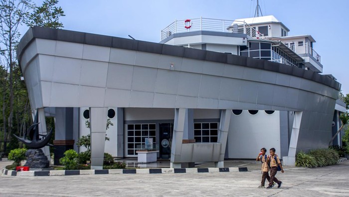 Pengunjung mengamati miniatur kapal tradisional di Museum Galeri Bahari Banuraja, Batujajar, Kabupaten Bandung Barat, Jawa Barat, Sabtu (21/9/2024). Museum yang didirikan oleh mantan Kepala Staf Angkatan Laut (KSAL), Laksamana TNI (Purn) Ade Supandi tersebut memiliki sejumlah koleksi miniatur kapal tradisional dan kapal perang, peralatan kelautan dan simulator kapal yang bertujuan untuk membuka wawasan serta pengetahuan tentang dunia kemaritiman Indonesia. ANTARA FOTO/Abdan Syakura/agr/YU