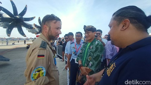 Menparekraf Sandiaga Salahuddin Uno saat berada di kegiatan Bali International Air Show (BIAS) 2024 yang berlokasi di Bandara Ngurah Rai Bali, Sabtu (21/9/2024). (Ni Made Lastri Karsiani Putri-detikBali)