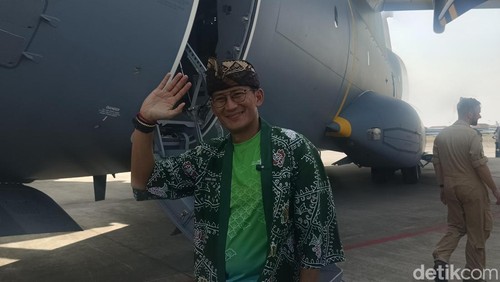 Menparekraf Sandiaga Salahuddin Uno saat berkunjung ke Bali International Air Show (BIAS) 2024 di Bandara Ngurah Rai Bali pada Sabtu (21/9/2024). (Ni Made Lastri Karsiani Putri-detikBali)