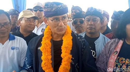 Menparekraf Sandiaga Salahudin Uno seusai melakukan uji coba paket wisata fast boat rute Banyuwangi-Buleleng di Desa Pemuteran, Kecamatan Gerokgak, Buleleng, Bali Sabtu (21/9/2024). (Foto: Made Wijaya Kusuma/detikBali)