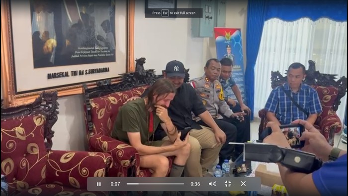 Momen Kapten Philip Video Call dengan Istrinya