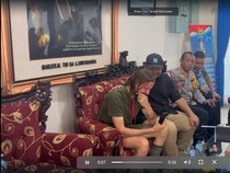 Suasana Haru saat Pilot Susi Air Video Call Istri Pasca Bebas dari Sandera KKB