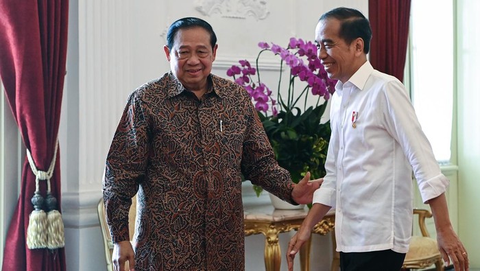 Momen SBY dan Jokowi Bertemu di Istana Merdeka Presiden Joko Widodo (kanan) berbincang dengan Presiden ke-6 Susilo Bambang Yudhoyono saat melakukan pertemuan di Istana Merdeka, Jakarta, Sabtu (21/9/2024). ANTARA FOTO/Sigid Kurniawan/wpa/nym.