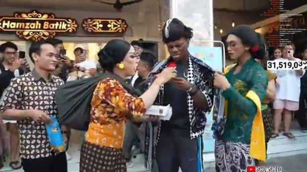 Momen YouTuber dan Streamer Game asal Ohio, Amerika Serikat, IShowSpeed saat jalan-jalan di kawasan Malioboro dan Hamzah Batik, Kota Jogja, Sabtu (21/9/2024) sore.