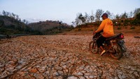 Kekeringan terjadi akibat musim kemarau.  
