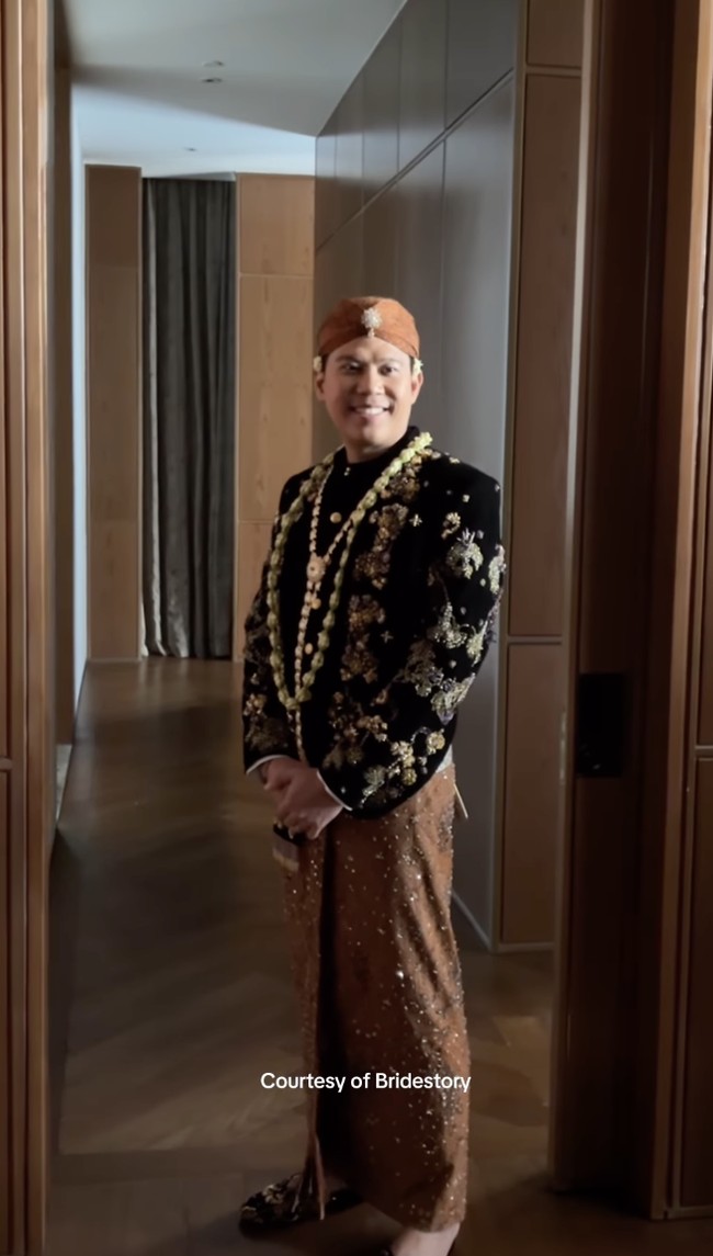 Hubungan Nina dan wanita yang akrab disapa Ica itu dirahasiakan selama berbulan-bulan, sehingga pernikahan mereka sukses mengejutkan banyak pihak. Acara akad nikah Nino dan Ica digelar secara khidmat di Hotel Westin Jakarta dengan menggunakan adat Jawa, Jumat (20/9/2024). Kemudian berlanjut dengan acara resepsi. Foto: dok. The Bride Story