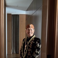 Hubungan Nina dan wanita yang akrab disapa Ica itu dirahasiakan selama berbulan-bulan, sehingga pernikahan mereka sukses mengejutkan banyak pihak. Acara akad nikah Nino dan Ica digelar secara khidmat di Hotel Westin Jakarta dengan menggunakan adat Jawa, Jumat (20/9/2024). Kemudian berlanjut dengan acara resepsi. Foto: dok. The Bride Story