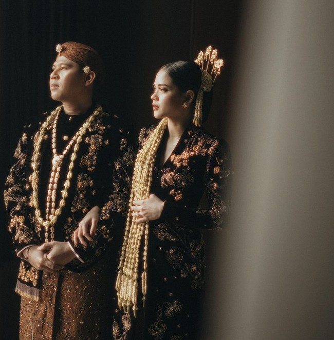 Dhabitannisa tahu, menikahi Nino berarti juga mencintai @liverpoolfc seumur hidup, tulis Nino. Foto: dok. The Bride Story