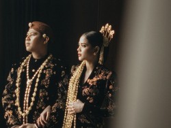 Foto: Uniknya Baju Resepsi Pernikahan Nino RAN, Ada Unsur Liverpool di Beskap