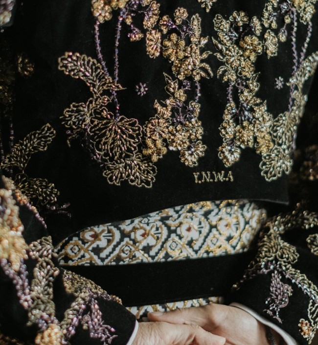 Namun, yang paling mencuri perhatian dari busana Nino adalah detail unik di bagian belakang beskapnya. Terinspirasi dari kecintaannya terhadap Liverpool FC, pada bagian punggung beskapnya terdapat sulaman YNWA (singkatan dari Youll Never Walk Alone”), semboyan klub sepak bola asal Inggris tersebut.  Foto: dok. The Bride Story