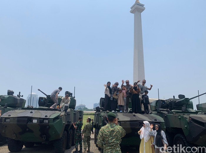 Pameran alutsista atau matra fair dalam rangkaian perayaan HUT ke-79 TNI mulai digelar hari ini di Monas Jakarta. Mobil tank TNI AD menjadi sasaran warga untuk berfoto. Foto: Mulia/detikcom