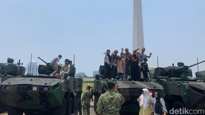Pameran alutsista atau matra fair dalam rangkaian perayaan HUT ke-79 TNI mulai digelar hari ini di Monas Jakarta. Mobil tank TNI AD menjadi sasaran warga untuk berfoto. Foto: Mulia/detikcom