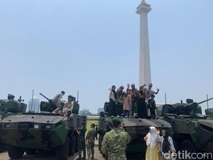 Pameran Alutsista di Monas, Warga Ramai-ramai Berfoto di Atas Tank TNI AD