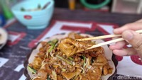Masih ingat dengan pangsit goreng yang viral beberapa tahun lalu? Adalah Pangsit Goreng Lek Gino yang dinobatkan sebagai pencetus pangsit goreng. Foto: detikcom/Diah Afrilian