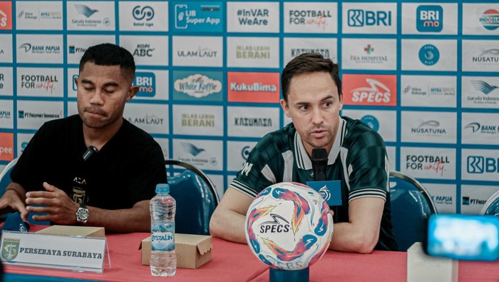 Paul Munster dan Ardi Idrus saat konferensi pers sebelum laga melawan PSBS Biak