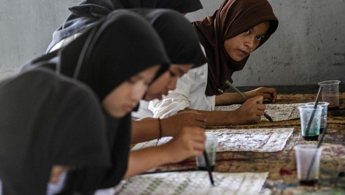 Sejumlah pelajar mengikuti pelatihan pembuatan kain batik motif Banten di Sentra Industri dan Pelatihan Batik Banten, Kota Serang, Banten, Sabtu (21/9/2024). Kegiatan tersebut digelar dalam rangka memberikan edukasi dan pengenalan tentang batik khas Banten, serta pelestarian budaya daerah itu. ANTARA FOTO/Angga Budhiyanto/gp/YU