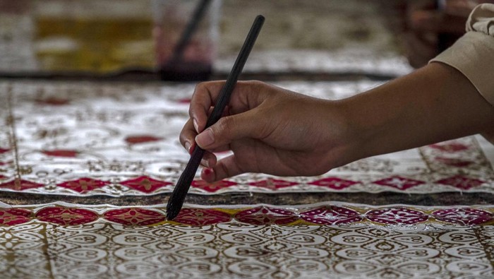 Sejumlah pelajar mengikuti pelatihan pembuatan kain batik motif Banten di Sentra Industri dan Pelatihan Batik Banten, Kota Serang, Banten, Sabtu (21/9/2024). Kegiatan tersebut digelar dalam rangka memberikan edukasi dan pengenalan tentang batik khas Banten, serta pelestarian budaya daerah itu. ANTARA FOTO/Angga Budhiyanto/gp/YU