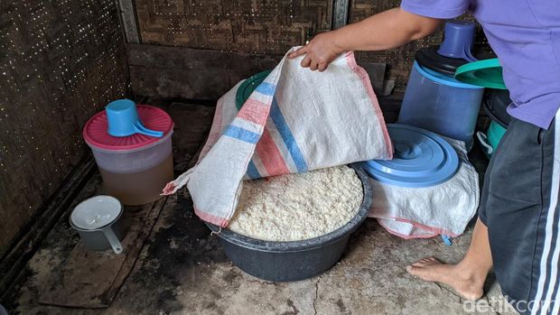 View of making the traditional drink Brem in Karang Bajo Village, Bayan District, North Lombok. (Ahmad Viqi/detikBali).