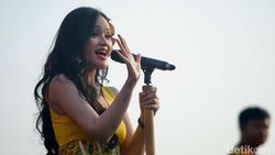 Penampilan Manis Fanny Soegi di Pestapora 2024