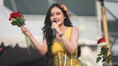 Penampilan Manis Fanny Soegi di Pestapora 2024