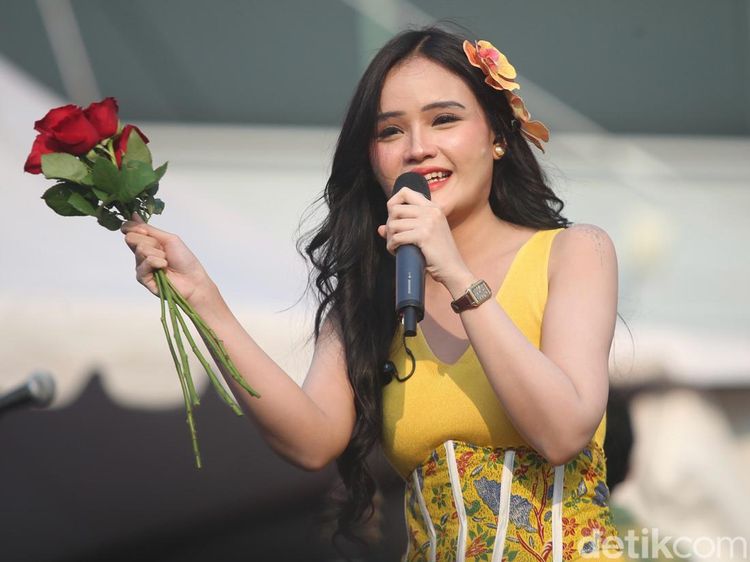 Penampilan Manis Fanny Soegi di Pestapora 2024