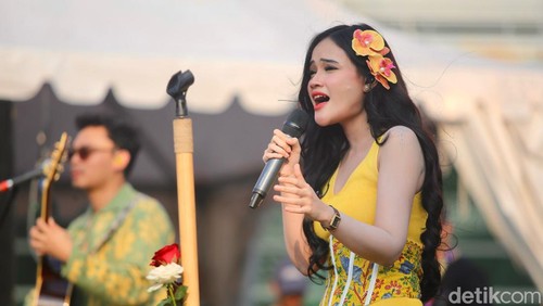Penyanyi Fanny Soegi tampil pada hari kedua Pestapora yang berlangsung di JiEXPO Kemayoran, Jakarta, Sabtu (21/9/2024).