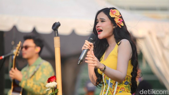 Penyanyi Fanny Soegi tampil pada hari kedua Pestapora yang berlangsung di JiEXPO Kemayoran, Jakarta, Sabtu (21/9/2024).