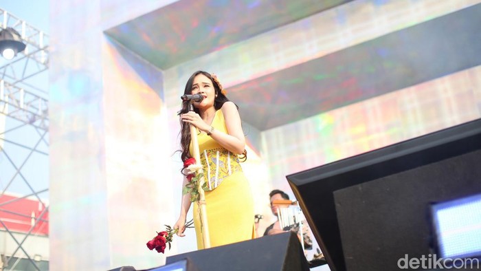 Penyanyi Fanny Soegi tampil pada hari kedua Pestapora yang berlangsung di JiEXPO Kemayoran, Jakarta, Sabtu (21/9/2024).