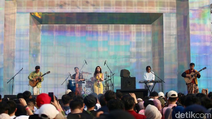 Penyanyi Fanny Soegi tampil pada hari kedua Pestapora yang berlangsung di JiEXPO Kemayoran, Jakarta, Sabtu (21/9/2024).