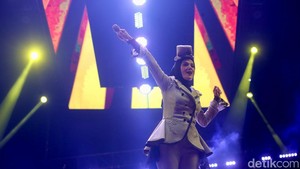 Aksi panggung Mulan Jameela juga sukses menghibur penggemar.