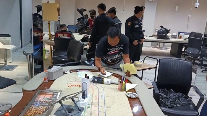 Penggerebekan tempat judi berkedok karaoke di Jalan Anjasmoro Semarang, Jumat (20/9/2024).