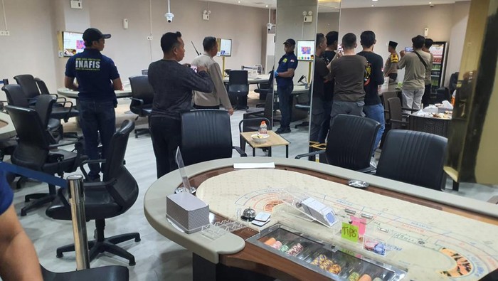 Penggerebekan tempat judi berkedok karaoke di Jalan Anjasmoro Semarang, Jumat (20/9/2024).