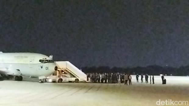 Pesawat TNI AU yang membawa pilot Susi Air, Philip Mark Mehrtens, telah mendarat di Bandara Halim Perdanakusuma, Jakarta Timur (Jaktim). (Kurniawan F/detikcom)