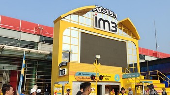 Bukan cuma itu, ada booth IM3 yang menawarkan berbagai pengalaman immersive. Booth ini memiliki konsep seperti stasiun.  Foto: Rachmatunnisa/detikINET