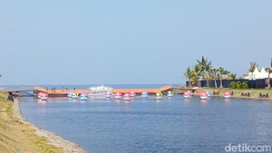 Pemandangan laut di sekitar PIK 2 makin ramai dengan Pokeball yang mengapung di air. Boleh difoto, jangan dibawa pulang meski gemas ya!
