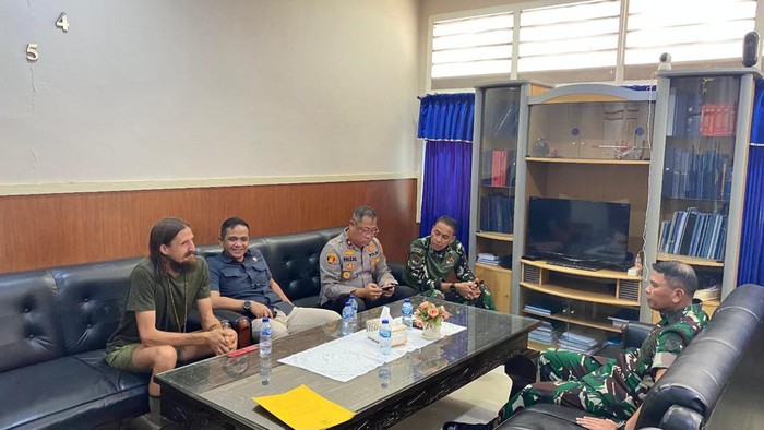 Pilot Susi Air, Kapten Philip Mark Mehrtens, telah dibebaskan dari KKB di Papua. Kapten Philip akan diterbangkan dari Timika ke Jakarta. (dok Puspen TNI)
