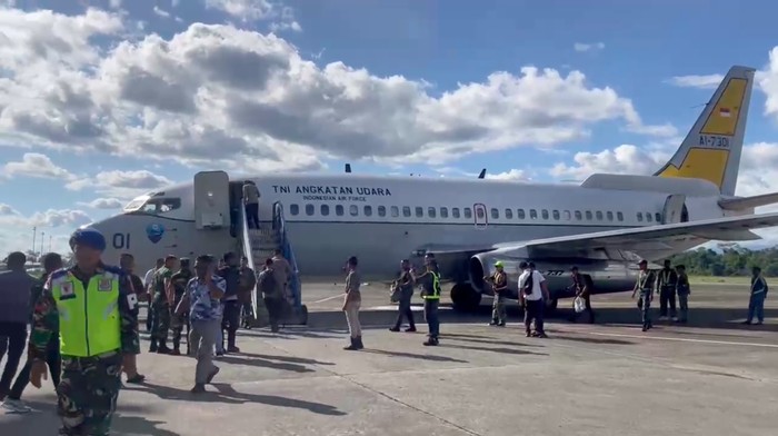 Pilot Susi Air, Philip Mark Mehrtens, diterbangkan dari Papua ke Jakarta. Pesawat TNI AU yang ditumpangi Philip akan mendarat di Bandara Halim Perdanakusuma. (dok Polri)