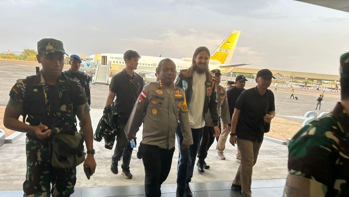 Pilot Susi air saat tiba di Bandara Sultan Hasanuddin, Makassar. Foto: Istimewa