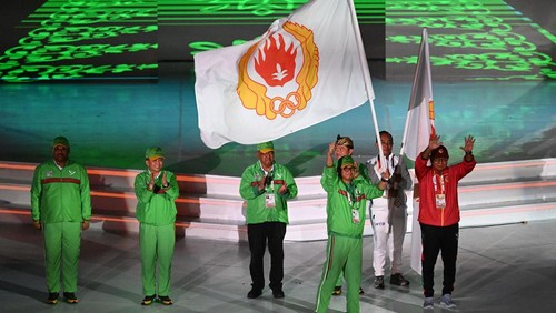 Pj Gubernur NTB Hassanudin (ketiga kanan) menerima bendera PON pada penutupan PON XXI Aceh-Sumut 2024 di Stadion Utama Sumatera Utara, Sumut Sport Centre, Deli Serdang, Sumatera Utara, Jumat (20/9/2024). (Foto: ANTARA FOTO/Nova Wahyudi/rwa)