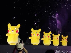 Menikmati Pikachu Terbang hingga Joget EDM di Malam Hari