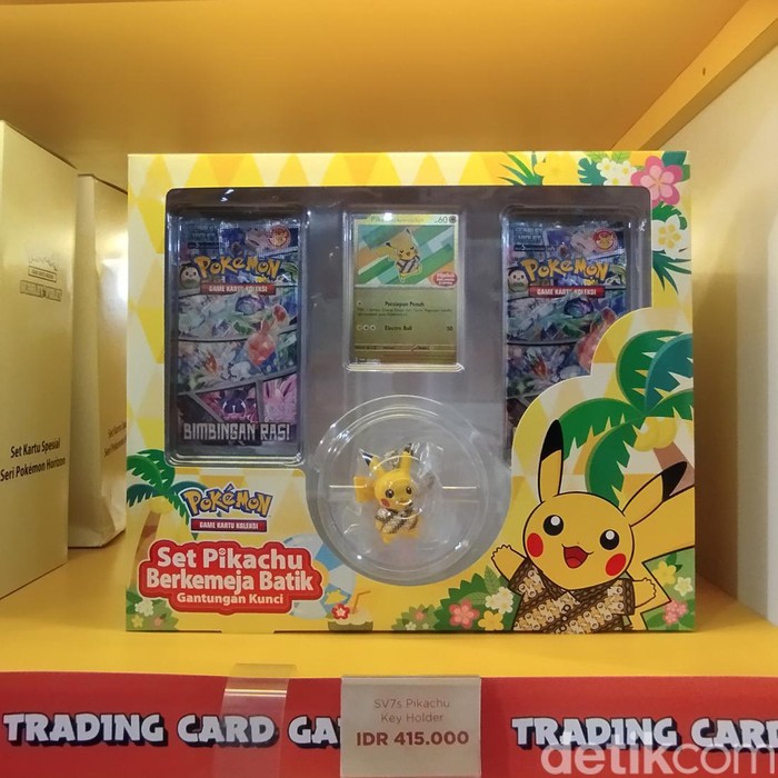 Merchandise resmi dan limited edition Pokemon dengan elemen batik yang dijual di Pikachus Indonesia Journey, PIK Avenue dan Community Park, PIK 2, Tangerang.
