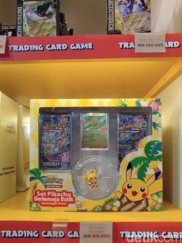 Merchandise resmi dan limited edition Pokemon dengan elemen batik yang dijual di Pikachu's Indonesia Journey, PIK Avenue dan Community Park, PIK 2, Tangerang.
