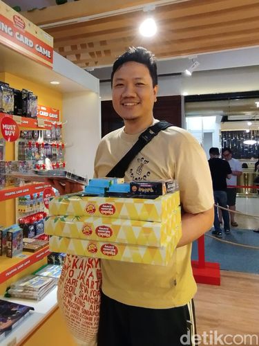 Nicky, fans Pokemon ngeborong merchandise limited edition di Pikachu's Indonesia Journey Jakarta.