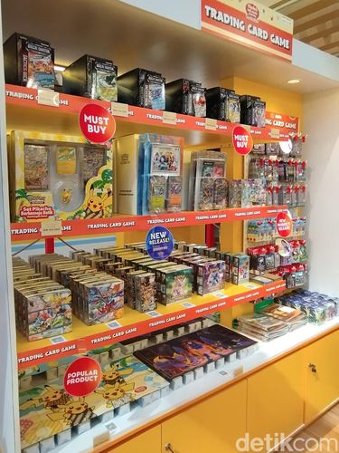 Trading cards jadi salah satu hot item merchandise di Pikachu's Indonesia Journey Jakarta.